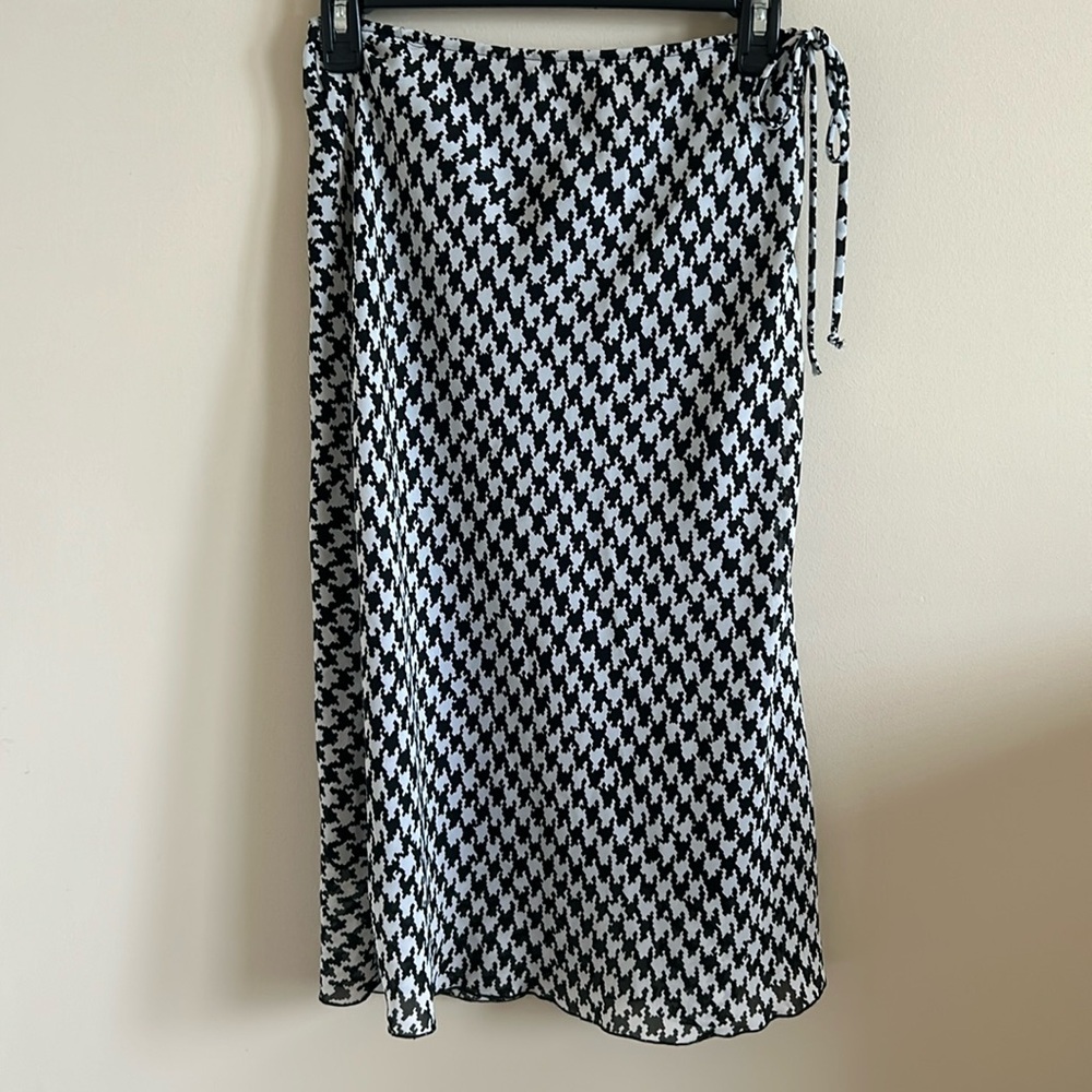 A. Byer Black and White Geometrical Midi Skirt Size Medium